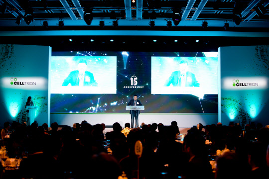 27일 서울 소월로 하얏트호텔에서 열린 셀트리온그룹 창립 15주년 기념식에서 서정진 셀트리온그룹 회장이 기념사를 하고 있다.(셀트리온 제공)